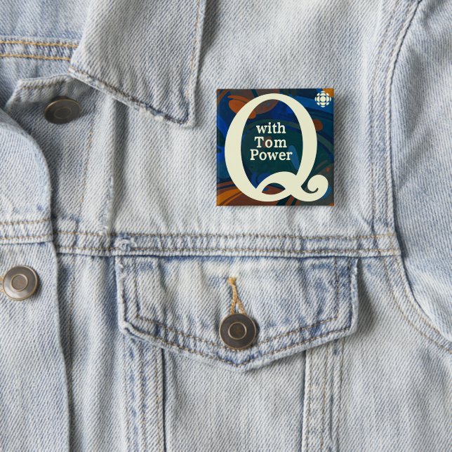 Badge Carré 5 Cm Bouton Q CBC (En situation)