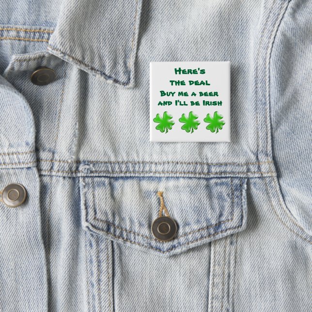 Badge Carré 5 Cm Bouton Shamrock de bière irlandaise (En situation)