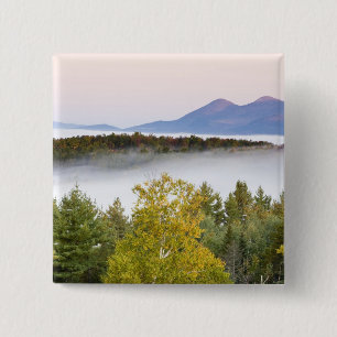Badge Carré 5 Cm Brouillard matinal et les Percy Peaks vus depuis l
