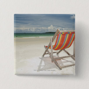 Badge Carré 5 Cm Chaise de plate-forme sur le sable blanc de la