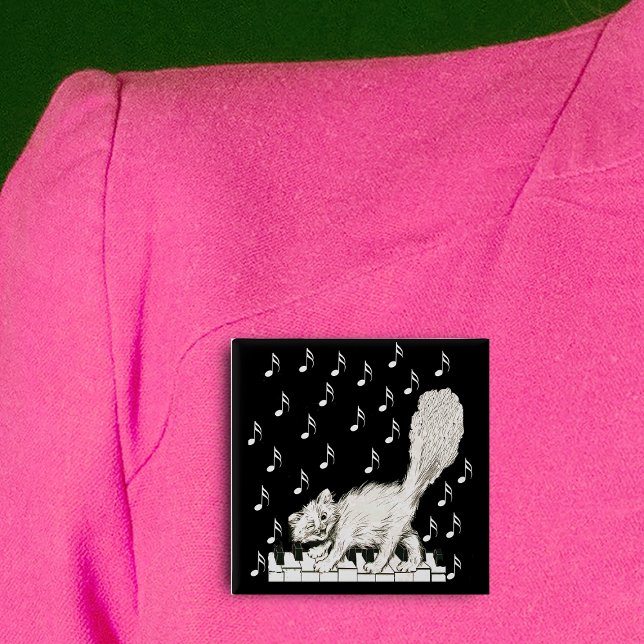 Badge Carré 5 Cm Chat blanc sur clés de piano (Happy winking white cat on piano keys music notes on black square pin back button.)