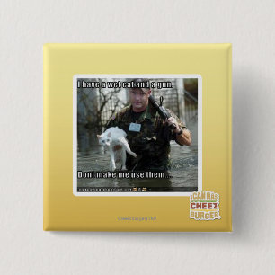 Badge Carré 5 Cm Chat et arme à feu humides