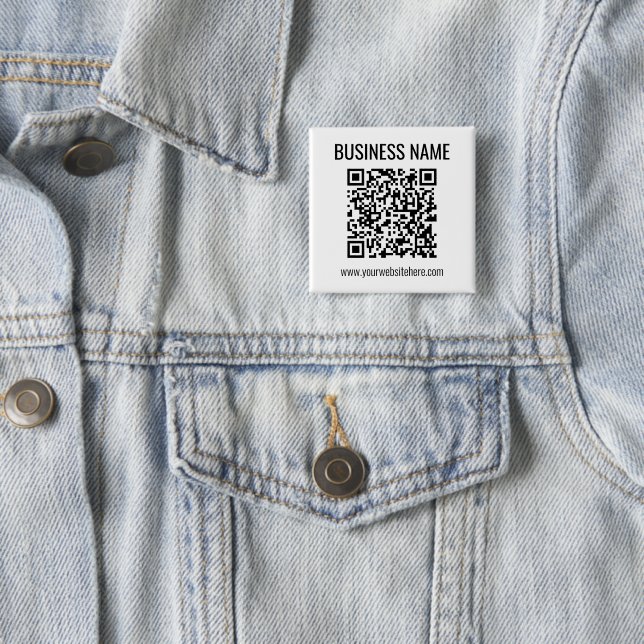 Badge Carré 5 Cm Code QR personnalisable et nom commercial (En situation)