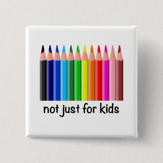 Badge Carré 5 Cm Crayons de Couleur Arc-en-Ciel Pas Seulement Pour