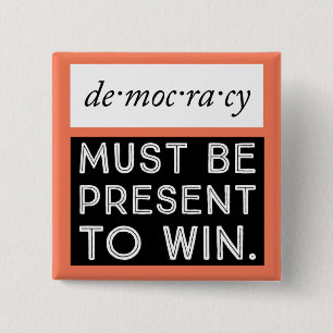 Badge Carré 5 Cm Démocratie : Doit être présent pour gagner