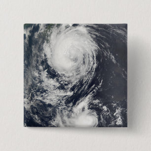 Badge Carré 5 Cm Deux systèmes d'ouragan approchant l'Extrême