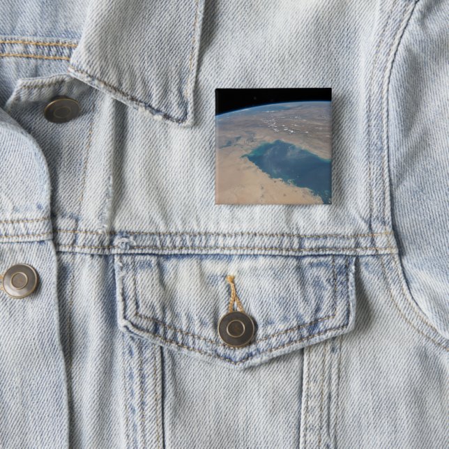 Badge Carré 5 Cm Eaux Bleues Tropicales Du Golfe Persique. (En situation)
