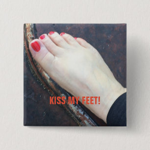 BADGE CARRÉ 5 CM EMBRASSEZ MON BOUTON DE PIEDS