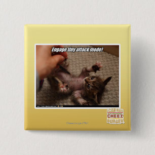 Badge Carré 5 Cm Engagez le mode minuscule d'attaque !