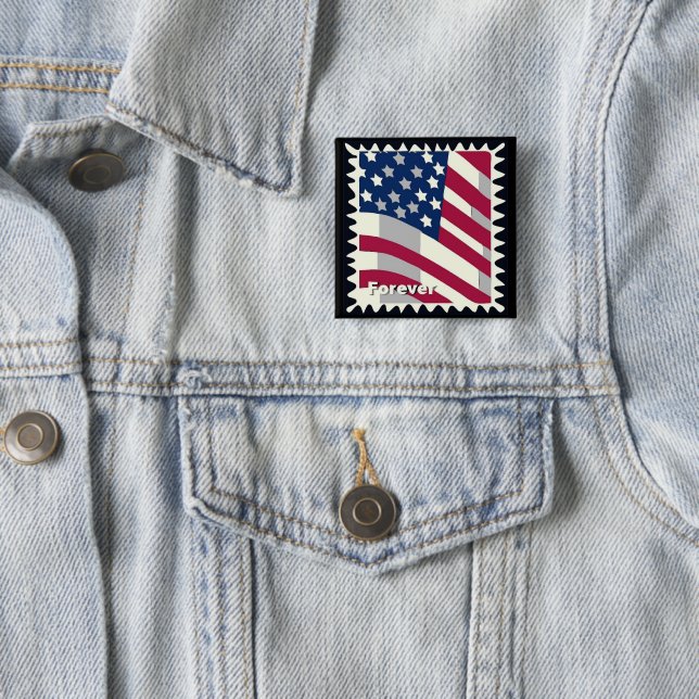 BADGE CARRÉ 5 CM ÉTATS-UNIS D'AMÉRIQUE DRAPEAU FOREVER STAMP (En situation)
