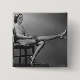 Badge Carré 5 Cm Femme s'asseyant sur la chaise
