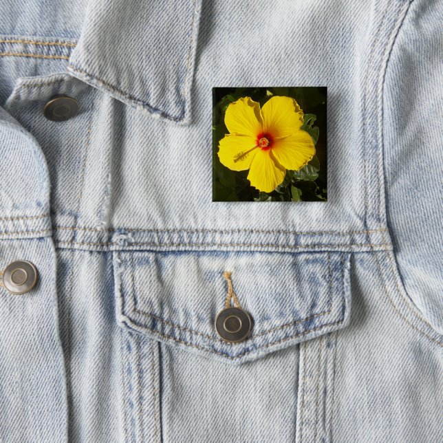 Badge Carré 5 Cm Fleur d'Hibiscus jaune (En situation)