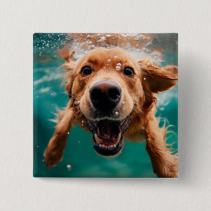 Badge Carré 5 Cm Golden Retriever heureux nageant sous l'eau