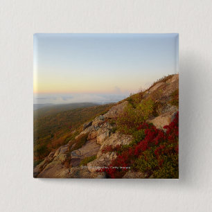 Badge Carré 5 Cm Hillside rocheux, fleurs rouges, parc national