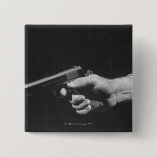 Badge Carré 5 Cm Homme tenant l'arme à feu