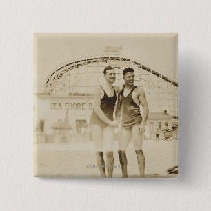 Badge Carré 5 Cm Hommes se tenant sur la plage