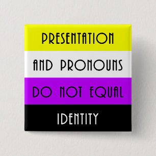 Badge Carré 5 Cm Identité de présentation et de pronoms =/= -