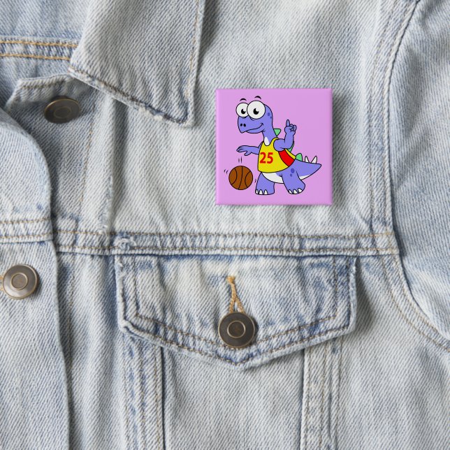 Badge Carré 5 Cm Illustration D'Un Stegosaurus Jouant Au Basket. (En situation)