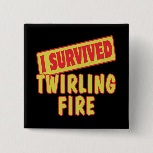 BADGE CARRÉ 5 CM J'AI SURVÉCU AU FEU DE TWIRLING