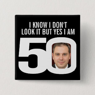 Badge Carré 5 Cm Je sais que je ne regarde pas l'insigne du 50e ann