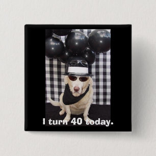 Badge Carré 5 Cm Je tourne 40 aujourd'hui