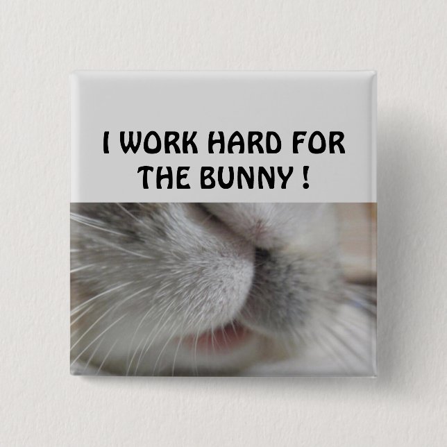 Badge Carré 5 Cm Je travaille dur pour le lapin (Devant)
