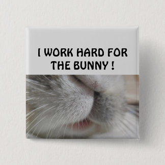 Badge Carré 5 Cm Je travaille dur pour le lapin