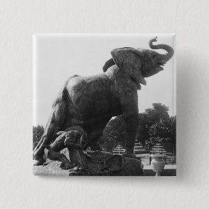 Badge Carré 5 Cm Jeune éléphant attrapé dans un piège