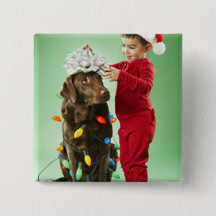 Badge Carré 5 Cm Jeune garçon enroulant des lumières de Noël aut