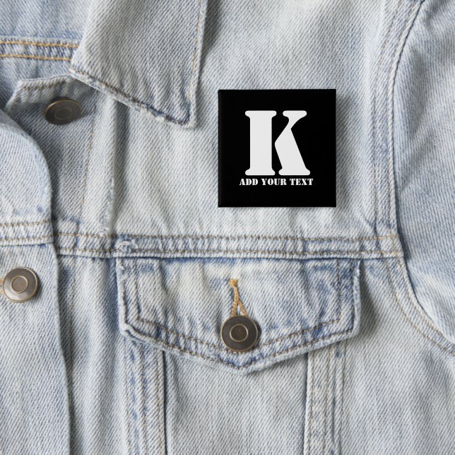 Badge Carré 5 Cm K Monogramme classique tendance mariage personnali (En situation)