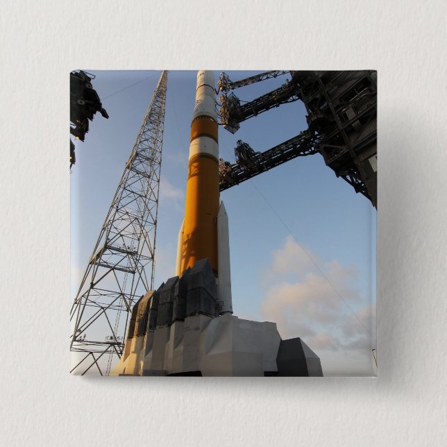 Badge Carré 5 Cm La fusée Delta IV (Devant)