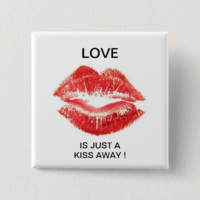 BADGE CARRÉ 5 CM L'AMOUR N'EST QU'À UN KISS ! (Devant)