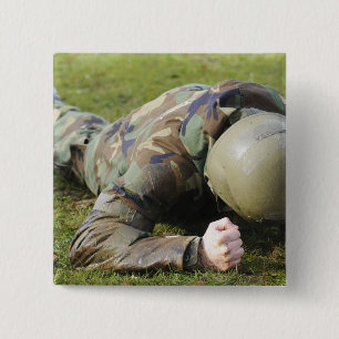 Badge Carré 5 Cm L'aviateur rampe par un champ humide