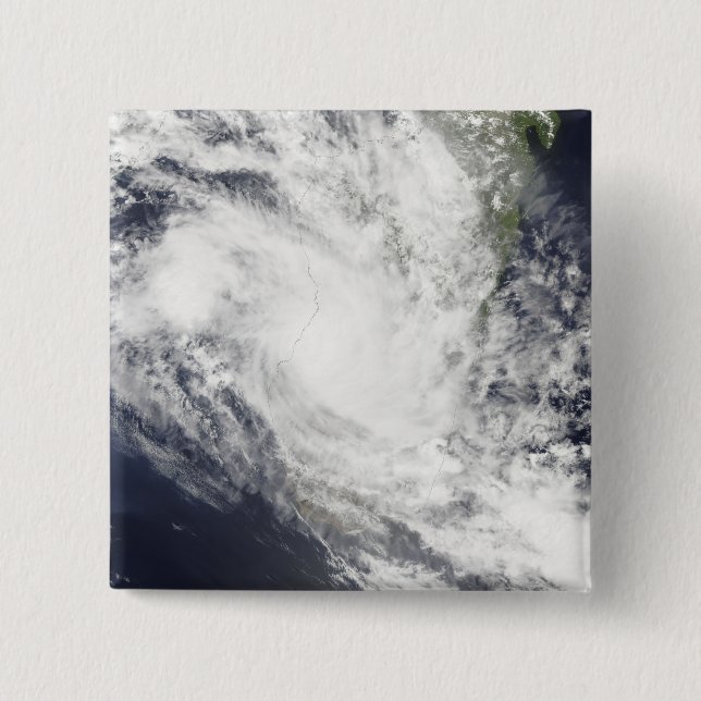Badge Carré 5 Cm Le cyclone tropical Fami survole Madagascar (Devant)