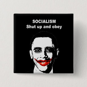 BADGE CARRÉ 5 CM LE SOCIALISME - FERMÉ ET OBÉIT