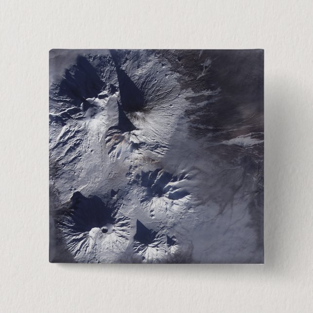 Badge Carré 5 Cm Le volcan Bezymianny expose un modeste panache (Devant)