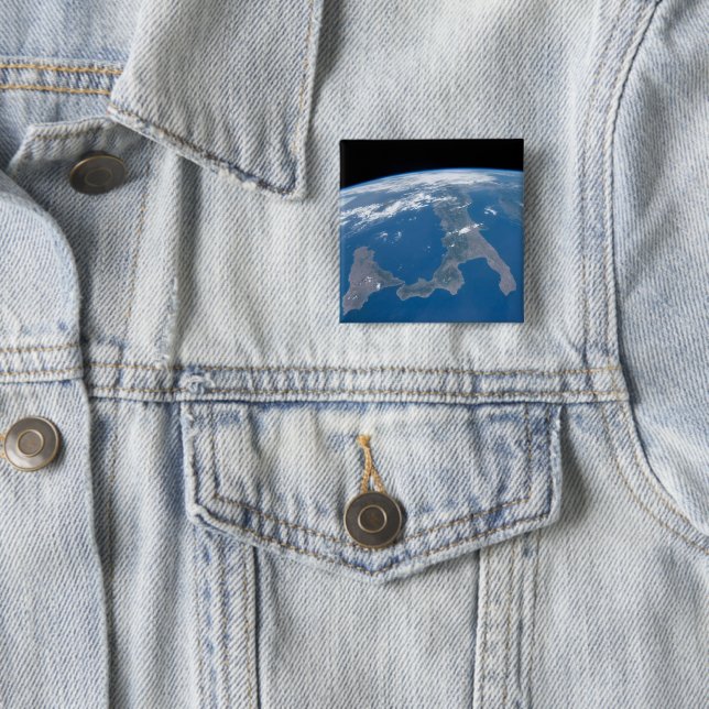 Badge Carré 5 Cm L'Italie Et Sa Sicile. (En situation)