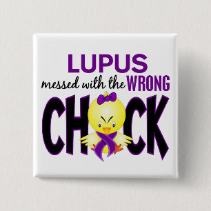 Badge Carré 5 Cm Lupus sali avec le poussin faux