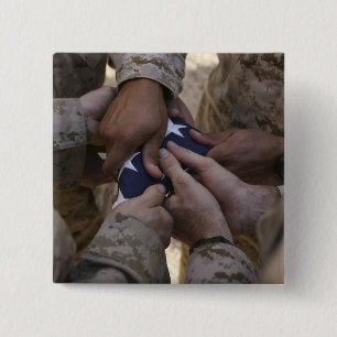 Badge Carré 5 Cm Marines plient un drapeau américain