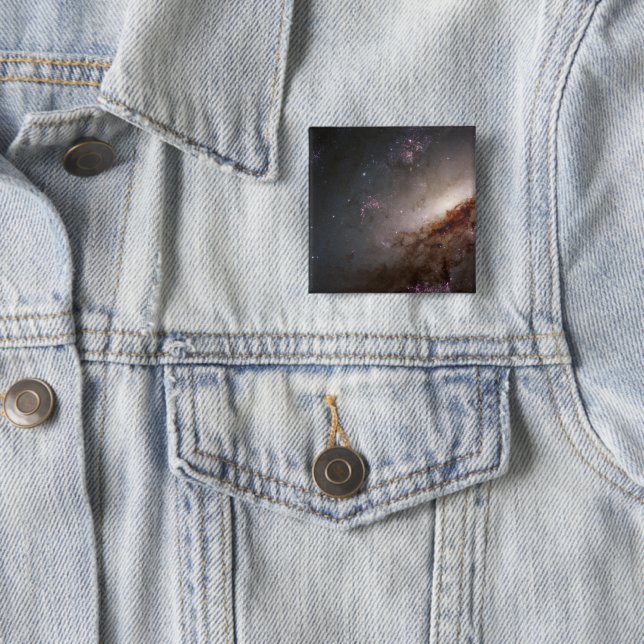 Badge Carré 5 Cm Ngc 4258 Sous Formation D'Étoiles Intenses. (En situation)