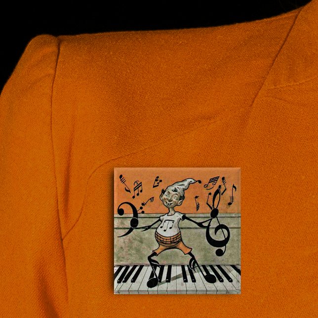 Badge Carré 5 Cm Note d'elfe musicale sur le bouton de piano (Musical Elf music note arms legs on piano keys on orange square pin back button.)
