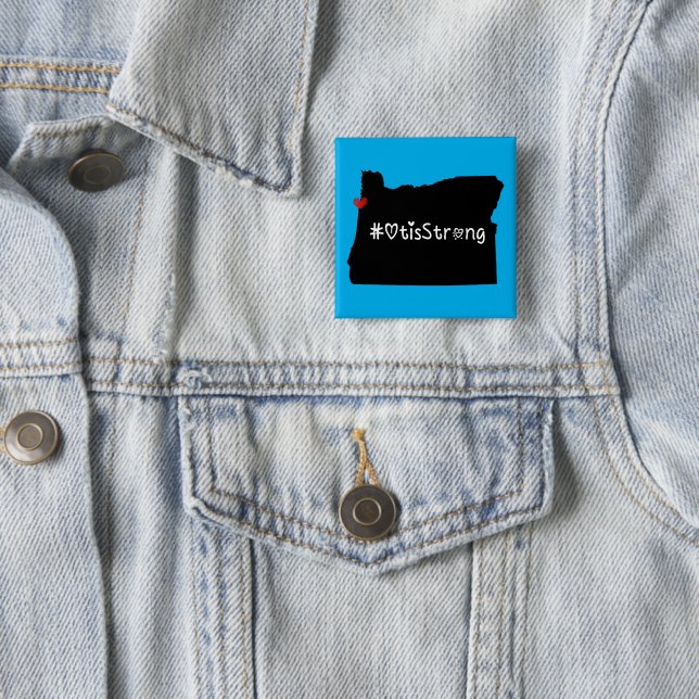 Badge Carré 5 Cm Otis Strong Heart Noir (En situation)