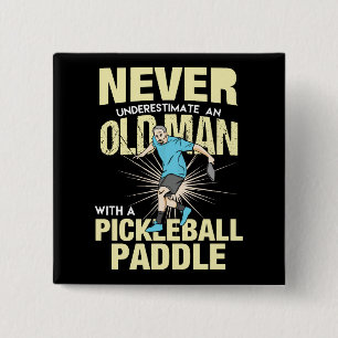 Badge Carré 5 Cm Pickleball - Vieux Homme Avec Pickleball Paddle