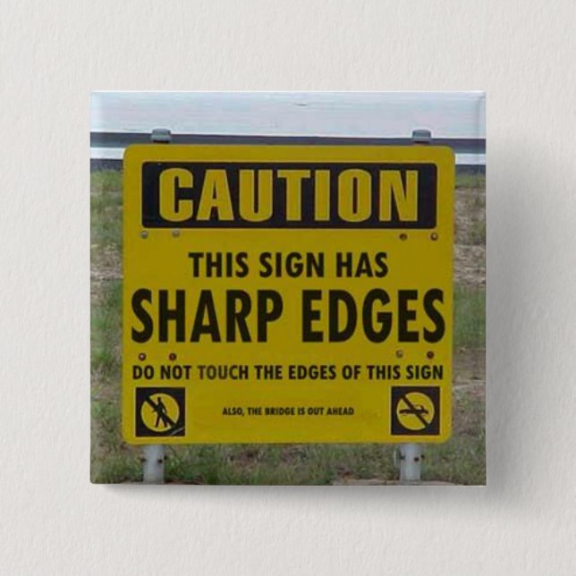 Badge Carré 5 Cm PRÉCAUTION : ce signe a des tranchants (Devant)
