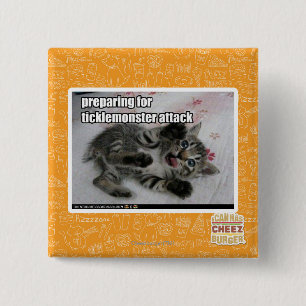 Badge Carré 5 Cm Préparation à l'attaque de Ticklemonster