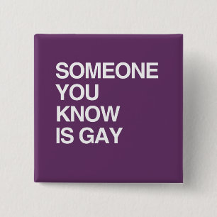 BADGE CARRÉ 5 CM QUELQU'UN VOUS KNOW EST GAI