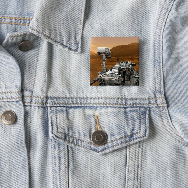 Badge Carré 5 Cm Rover Curiosity Du Laboratoire Scientifique Mars.  (En situation)