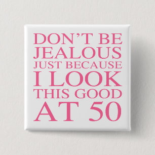 Badge Carré 5 Cm Sassy 50e anniversaire pour les femmes