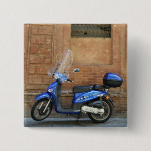 Badge Carré 5 Cm Scooteur bleu par le mur rouge, Sienne, Italie