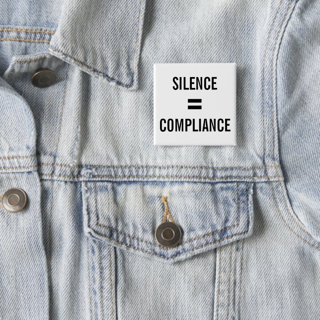 Badge Carré 5 Cm SILENCE = CONFORMITÉ Manifestation politique blanc (En situation)